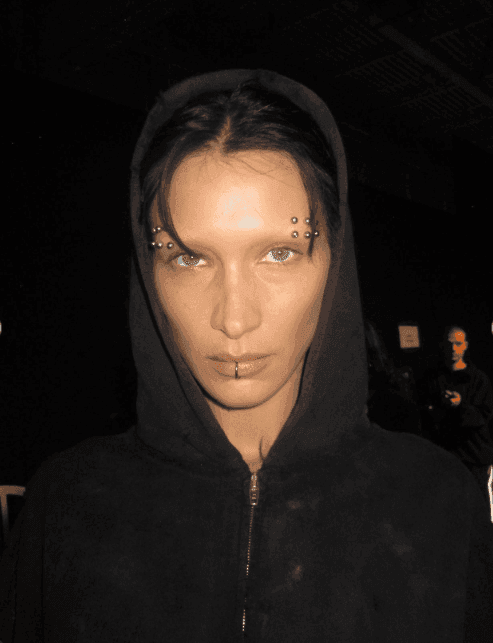 Od subkultur do wysokiej mody – jak zmieniło się postrzeganie piercingu